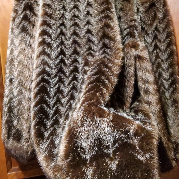Vintage - LIKE NEW - Jordache Faux Fur (size M) - Picture 5 of 9